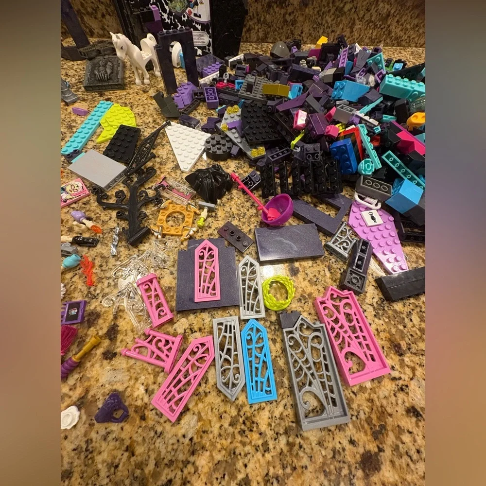 Monster High Mega Bloks Misc Lot 3lbs 9 Figures Mini Figs